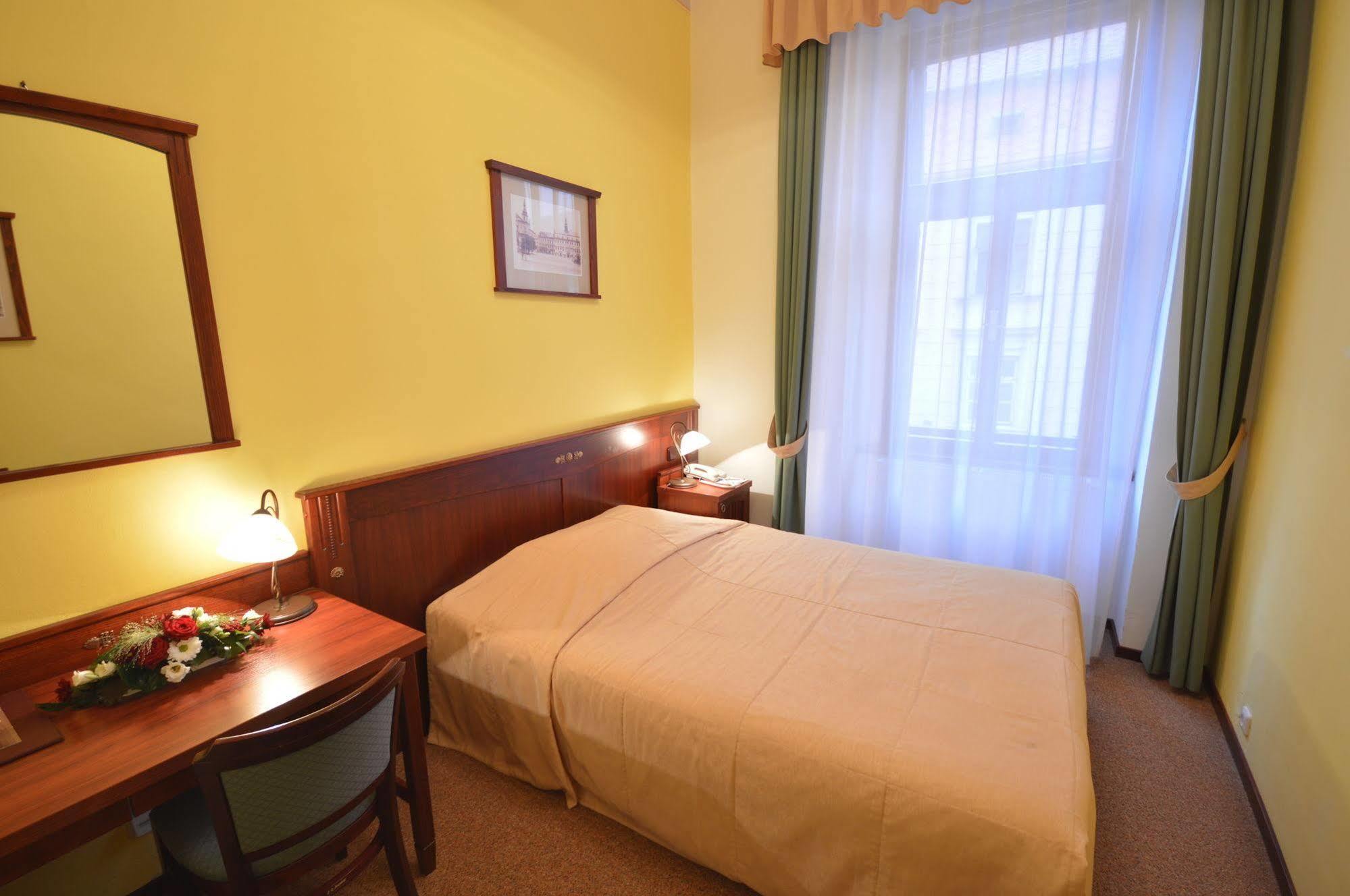 Grandhotel Garni Jihlava Buitenkant foto